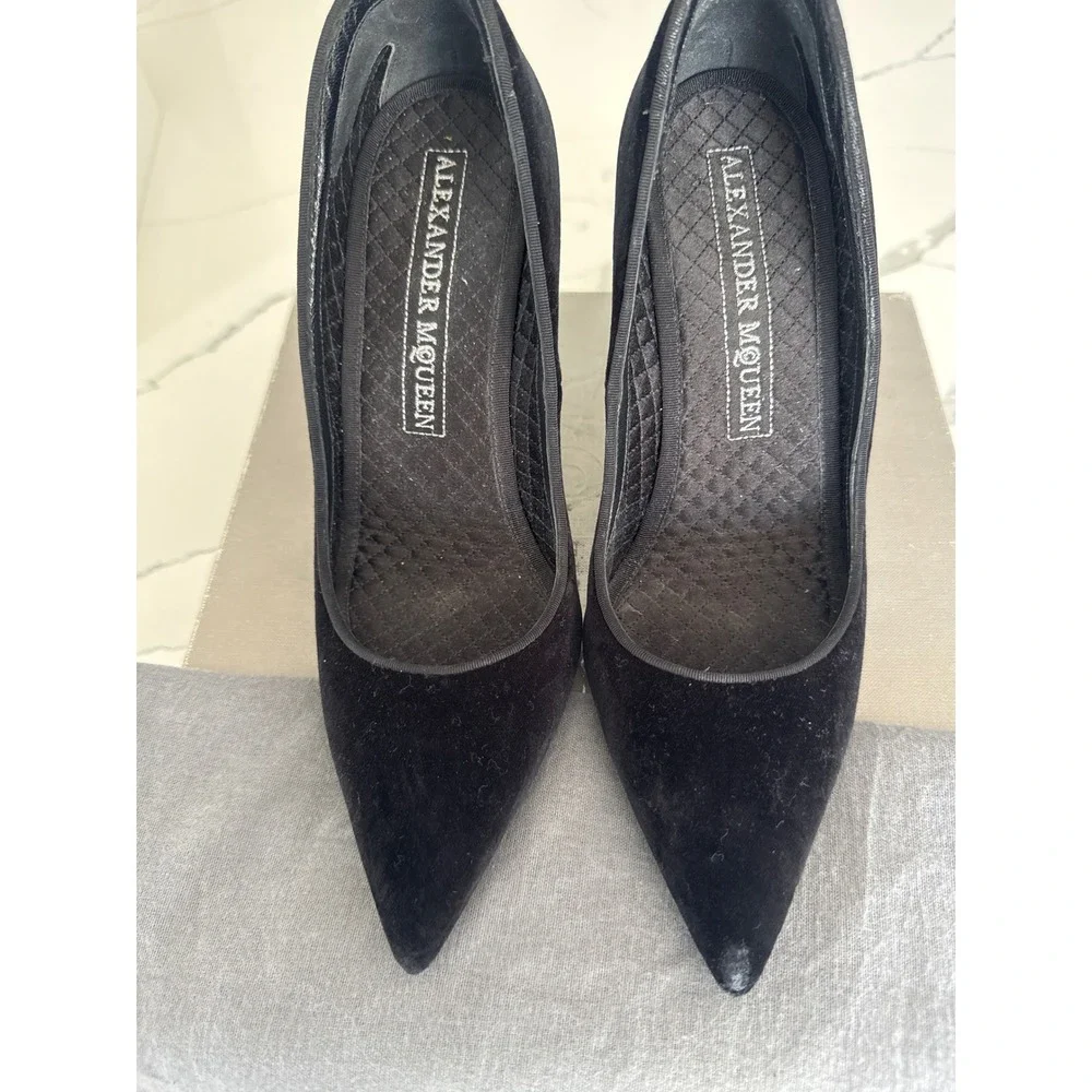 Alexander McQueen Black Velvet Pointed Toe Stiletto Pumps Size 39 Made in Italy
